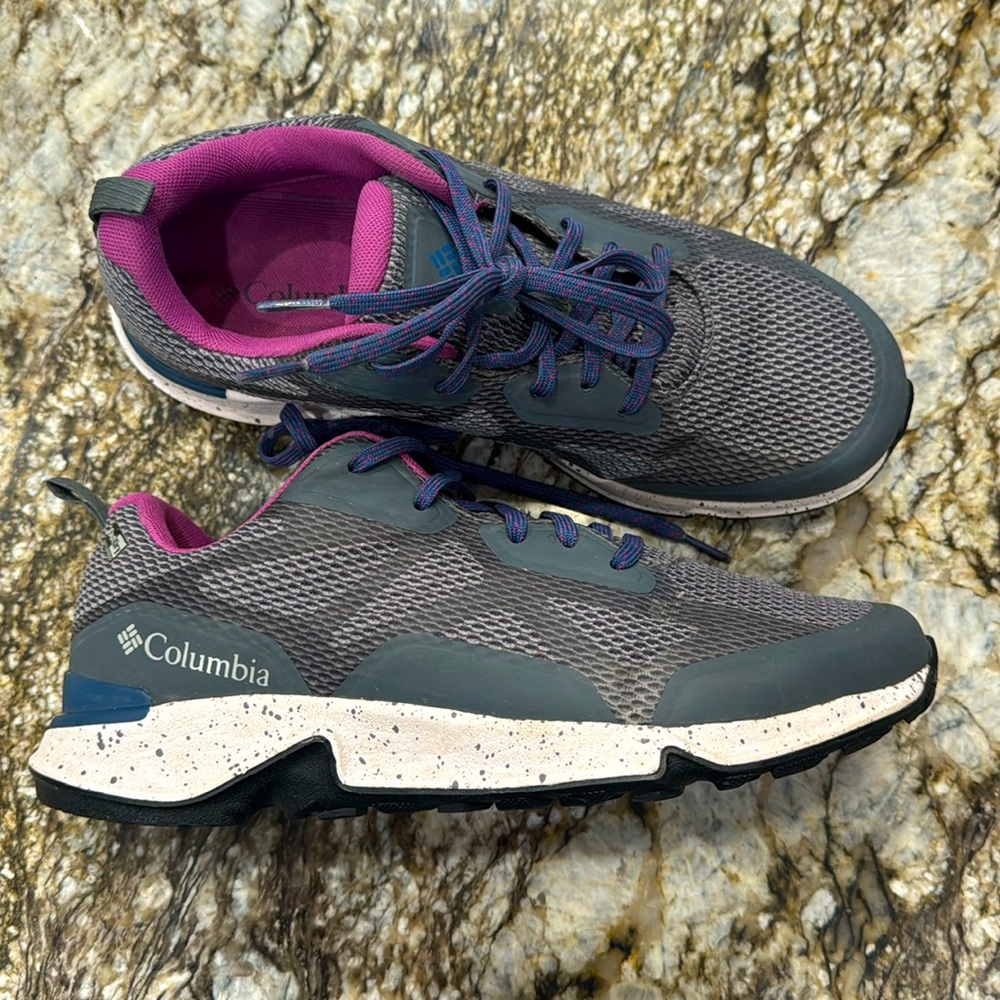 Columbia womens tennis shoe. Size 9.5